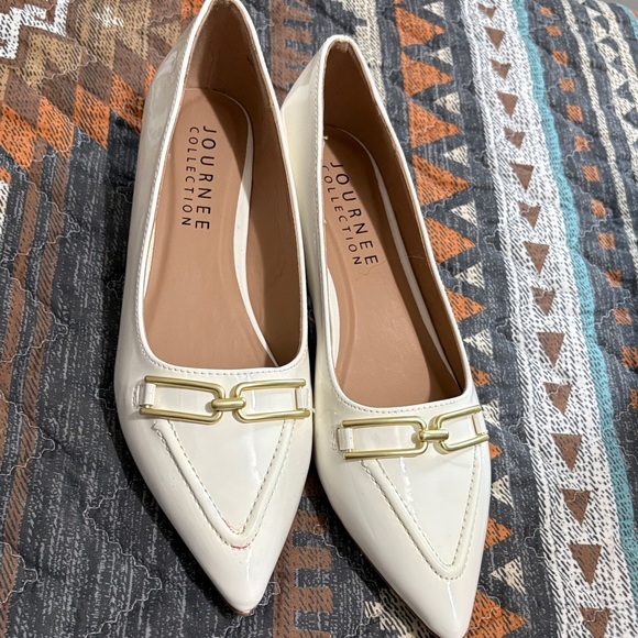 Journee Collection Cream Patent Pointed Toe Flats with Gold Bit - Picture 2 of 4